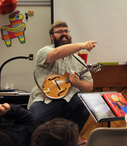 Zak Zundel - Guitar, Ukulele, Mandolin, and Banjo Teacher in Eugene, Oregon - teaching a clinic at Mt. Vernon Elementary